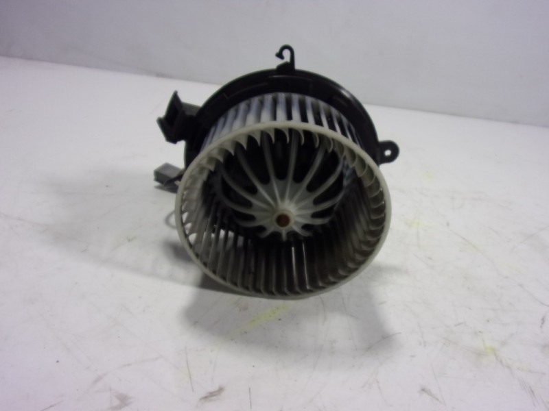 Recambio de motor calefaccion para opel astra j lim. 1.6 cdti dpf referencia OEM IAM 13276230  