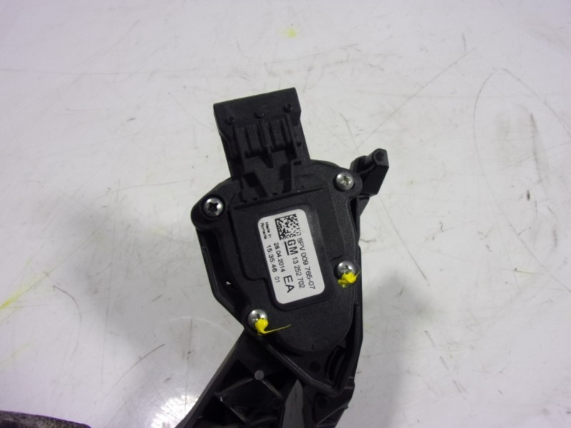 Recambio de potenciometro pedal para opel astra j lim. 1.6 cdti dpf referencia OEM IAM 13252702 13252702 