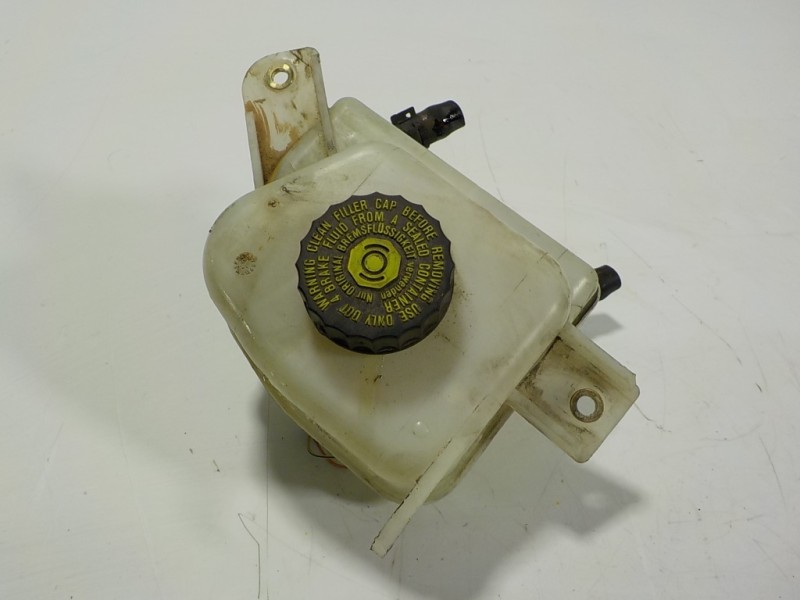 Recambio de deposito servo para toyota yaris hybrid active referencia OEM IAM 472200D181 03350887081 03350887071