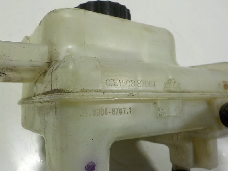 Recambio de deposito servo para toyota yaris hybrid active referencia OEM IAM 472200D181 03350887081 03350887071