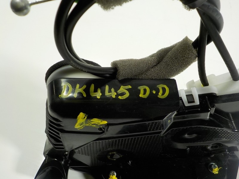 Recambio de cerradura puerta delantera derecha para toyota yaris 1.5 vvti hev referencia OEM IAM 69030K0040 M7311530M6 