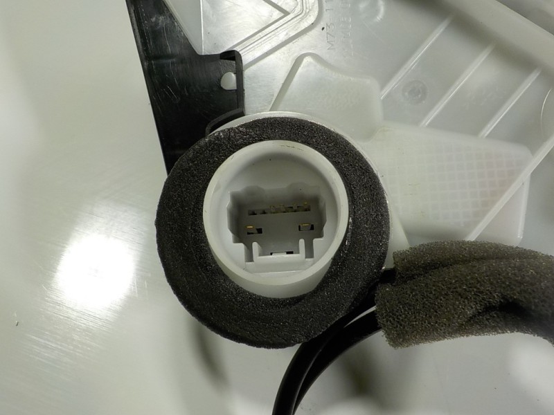 Recambio de cerradura puerta delantera derecha para toyota yaris 1.5 vvti hev referencia OEM IAM 69030K0040 M7311530M6 