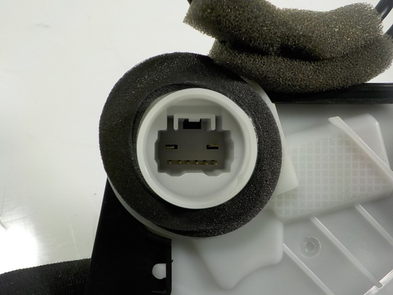 Recambio de cerradura puerta delantera izquierda para toyota yaris 1.5 vvti hev referencia OEM IAM 69040K0040 M7311460M6 