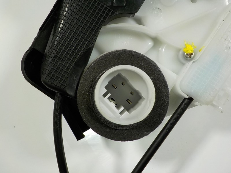 Recambio de cerradura puerta trasera derecha para toyota yaris 1.5 vvti hev referencia OEM IAM 69050K0030 M7314450M6 