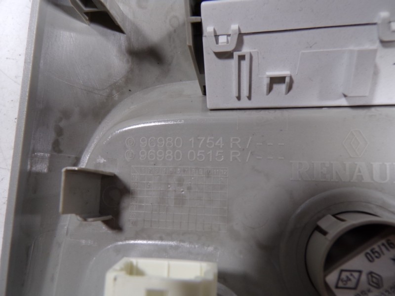 Recambio de piloto interior para renault clio iv limited referencia OEM IAM 264301419R 969801754R 