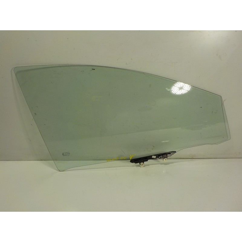 Recambio de cristal puerta delantero derecho para toyota yaris 1.5 vvti hev referencia OEM IAM 681010D060  