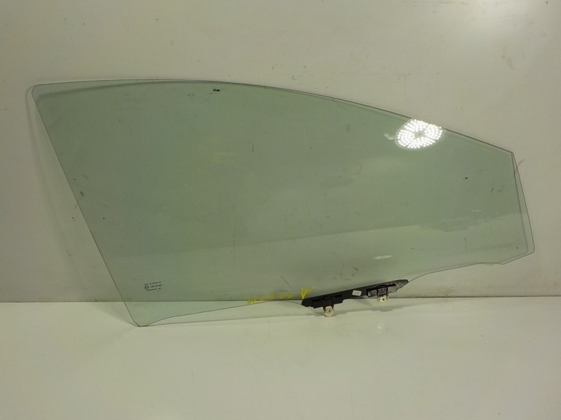 Recambio de cristal puerta delantero derecho para toyota yaris 1.5 vvti hev referencia OEM IAM 681010D060  