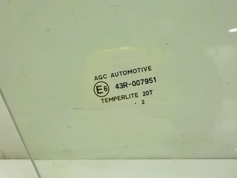 Recambio de cristal puerta delantero derecho para toyota yaris 1.5 vvti hev referencia OEM IAM 681010D060  