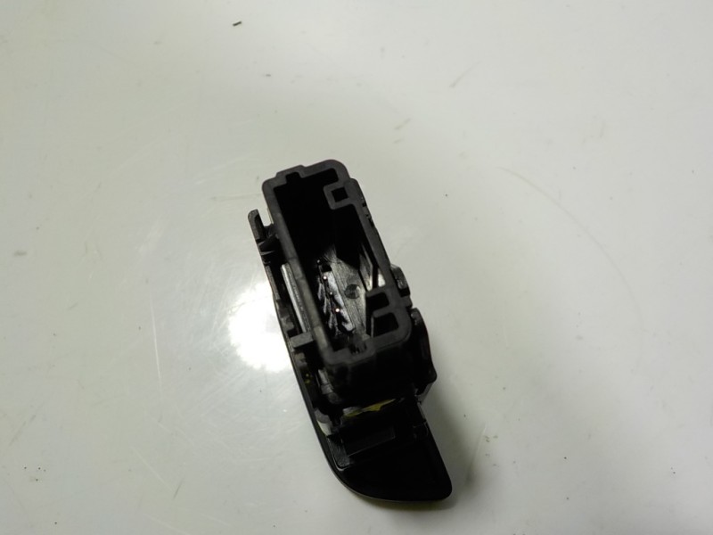 Recambio de warning para toyota yaris cross 1.5 vvti 16 v 55 kw referencia OEM IAM 843320D220 15D509 