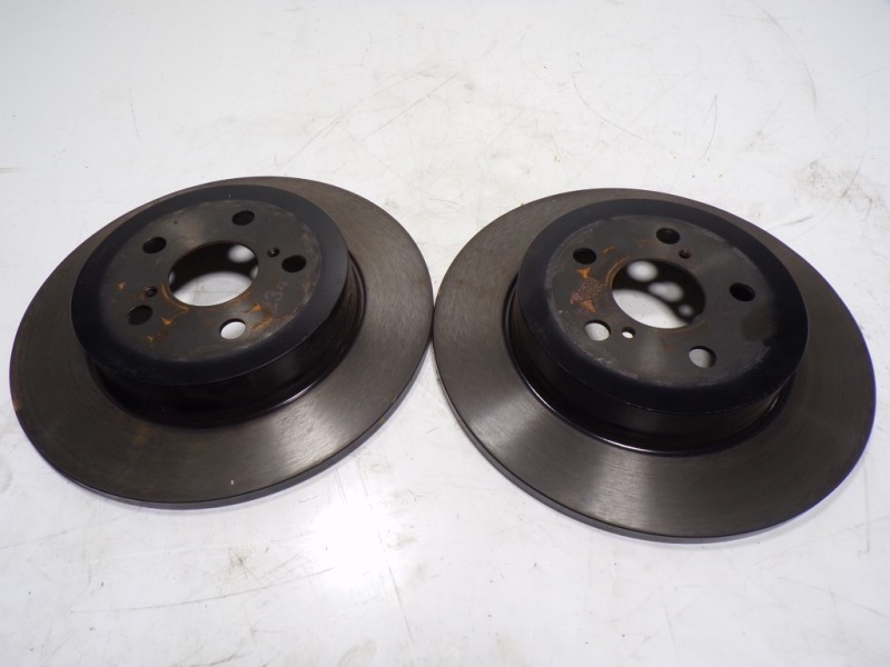 Recambio de disco freno trasero para toyota yaris 1.5 vvti hev referencia OEM IAM 42431K0010  