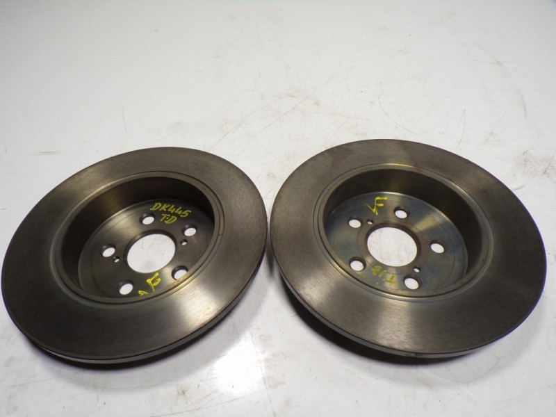 Recambio de disco freno trasero para toyota yaris 1.5 vvti hev referencia OEM IAM 42431K0010  