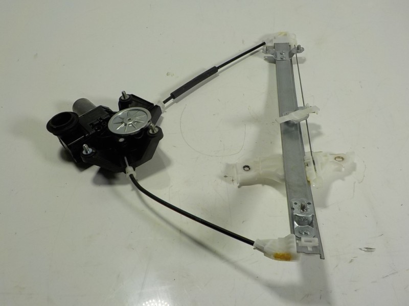 Recambio de elevalunas trasero derecho para toyota yaris 1.5 vvti hev referencia OEM IAM 69830K0010 85710K0010 0620206081