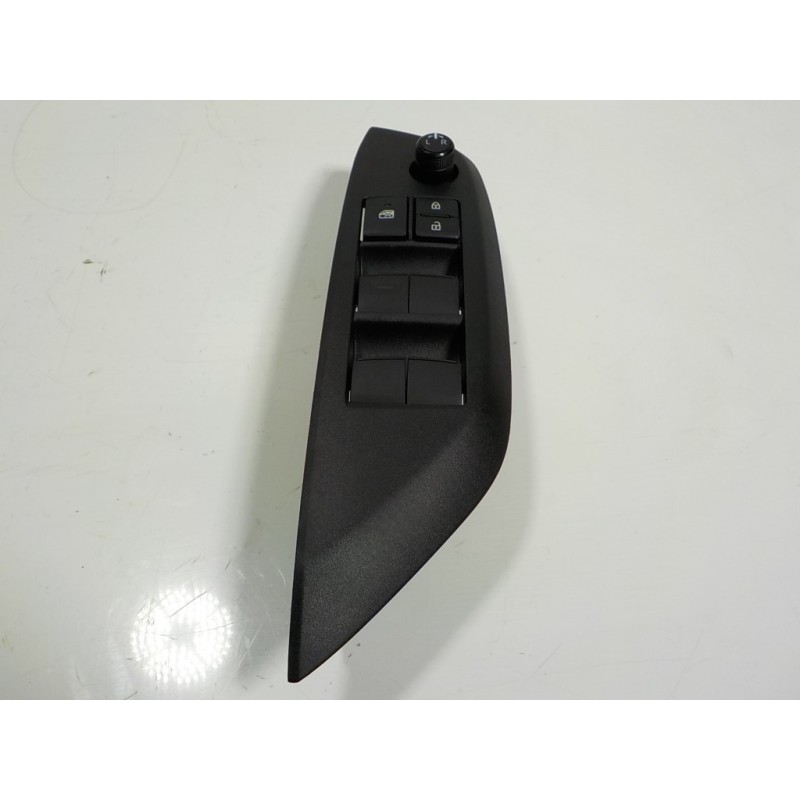 Recambio de mando elevalunas delantero izquierdo para toyota yaris 1.5 vvti hev referencia OEM IAM  840400D020 