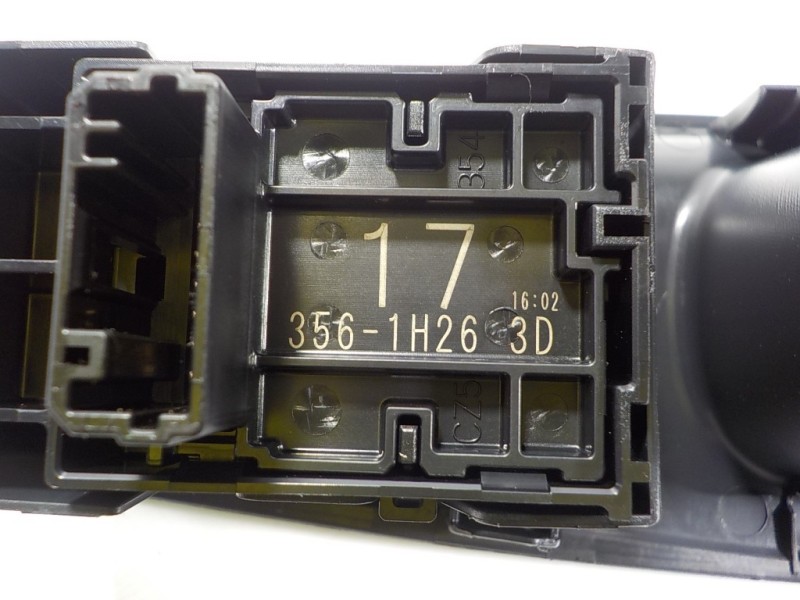 Recambio de mando elevalunas trasero izquierdo para toyota yaris 1.5 vvti hev referencia OEM IAM  3561H263D 