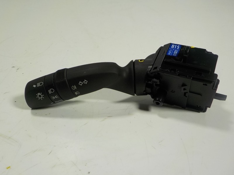 Recambio de mando luces para toyota yaris 1.5 vvti hev referencia OEM IAM 8432902040 17J910 