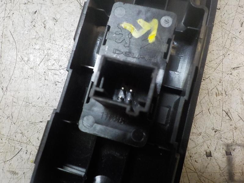Recambio de mando elevalunas delantero derecho para peugeot 308 sw envy referencia OEM IAM 649029  
