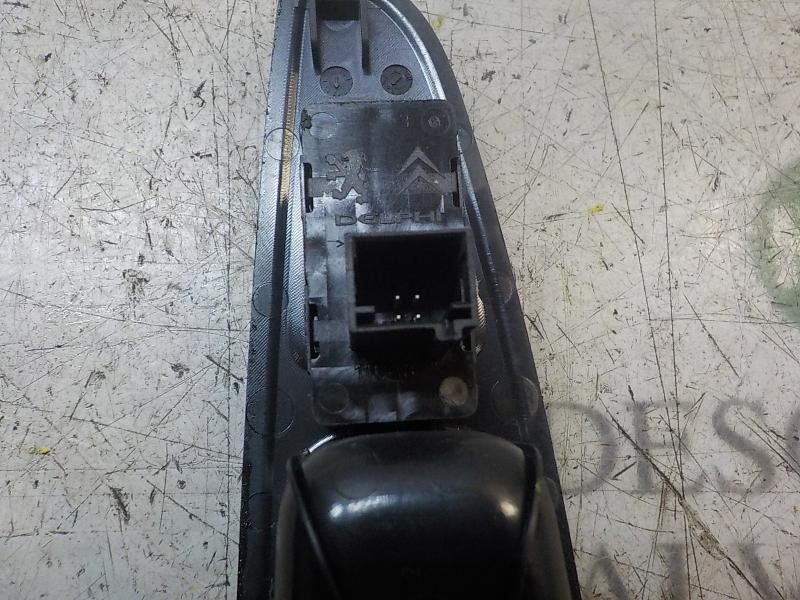 Recambio de mando elevalunas trasero izquierdo para peugeot 308 sw envy referencia OEM IAM 649031  