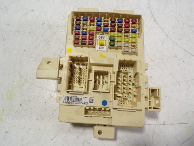 Recambio de caja reles / fusibles para hyundai tucson essence bluedrive 2wd referencia OEM IAM 91950D3510 91950D3510 