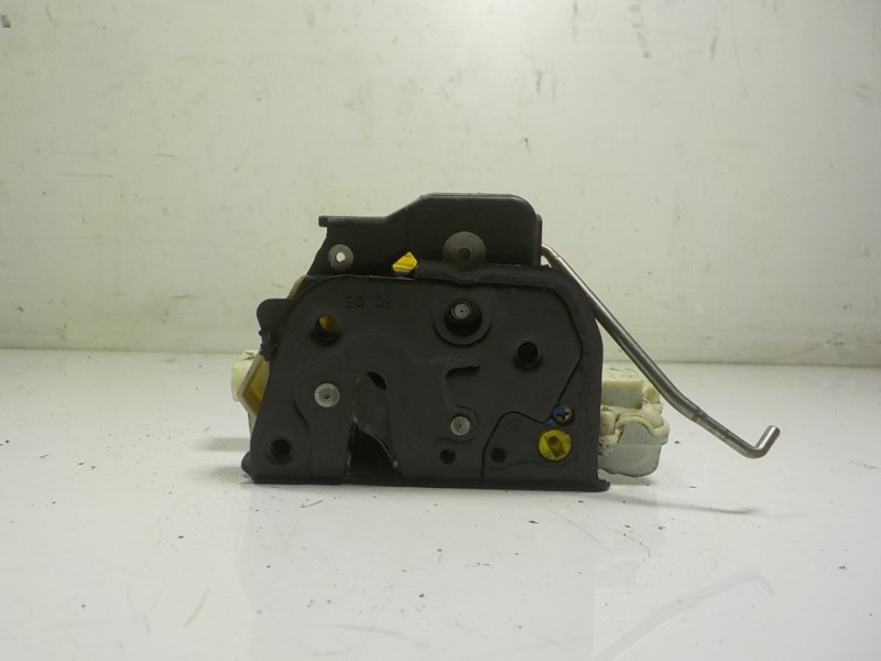 Recambio de cerradura puerta trasera izquierda para audi a6 berlina (4f2) 2.7 tdi referencia OEM IAM 4F0839015A  
