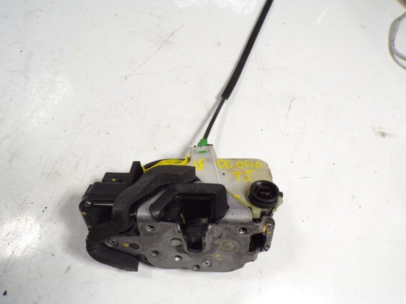 Recambio de cerradura puerta trasera izquierda para opel insignia berlina 2.0 16v cdti referencia OEM IAM 133690 13579555 