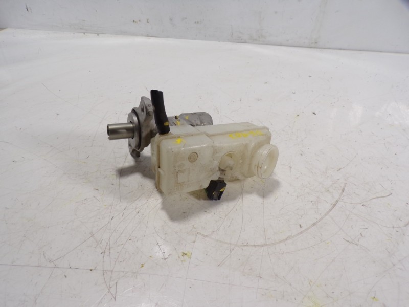 Recambio de bomba freno para dacia sandero stepway referencia OEM IAM 460111938R  