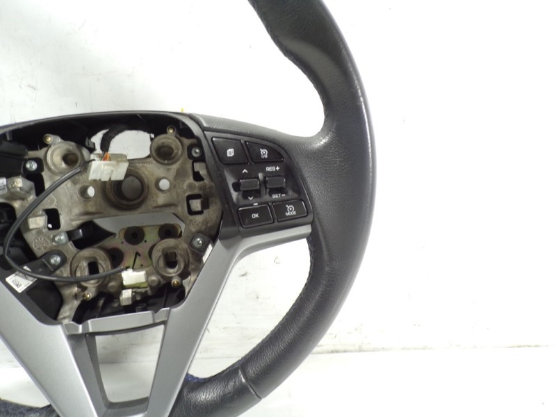 Recambio de volante para hyundai tucson essence bluedrive 2wd referencia OEM IAM 56100D7610TRB  