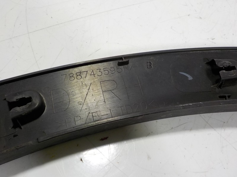 Recambio de aletin trasero derecho para renault kadjar 1.2 tce energy referencia OEM IAM  788743595R 