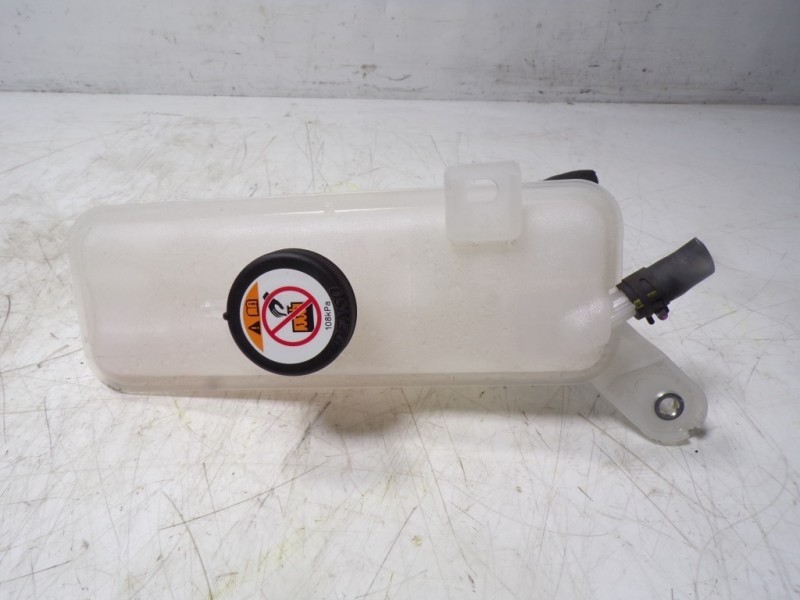 Recambio de deposito expansion para lexus nx 300h 2wd referencia OEM IAM 1647028113  