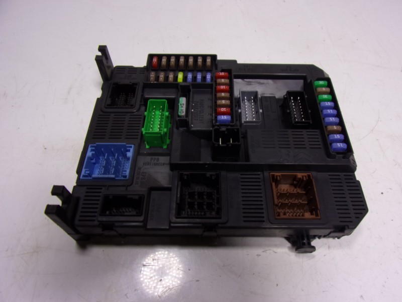 Recambio de caja reles / fusibles para peugeot 308 1.2 12v e-thp referencia OEM IAM 1610807880 9807054180 1669607480