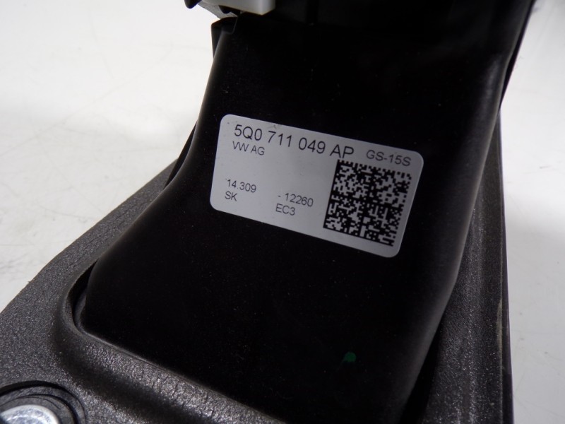 Recambio de palanca cambio para volkswagen golf vii variant 1.6 tdi dpf referencia OEM IAM 5Q0711049AP 5Q0711049AP 