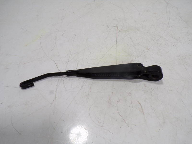 Recambio de brazo limpia trasero para lancia voyager (404) platinum referencia OEM IAM K68102356AA  