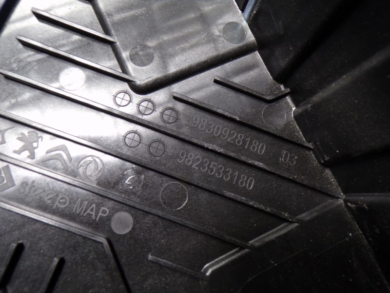 Recambio de moldura para opel corsa f electric referencia OEM IAM  9830928180 