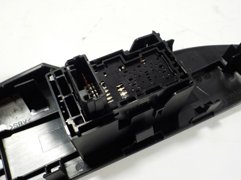 Recambio de mando elevalunas trasero derecho para lexus nx 300h 2wd referencia OEM IAM 8481078020  