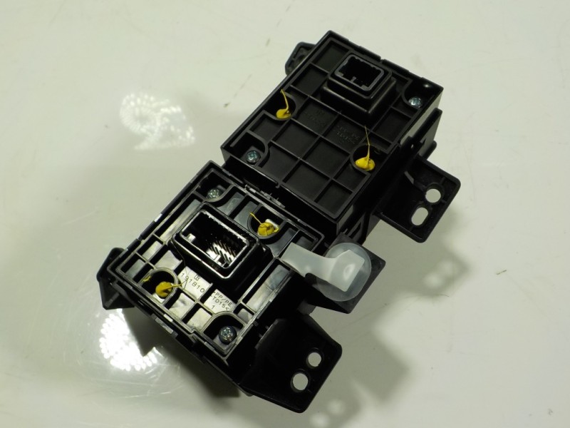 Recambio de mando multifuncion para lexus nx 300h 2wd referencia OEM IAM 8401078300  