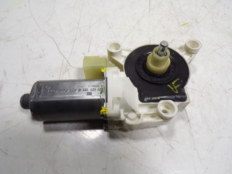 Recambio de motor elevalunas delantero izquierdo para lancia voyager (404) platinum referencia OEM IAM K68102229AA 3015587D 