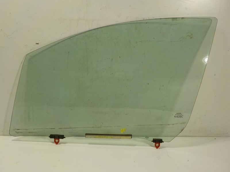 Recambio de cristal puerta delantero izquierdo para toyota yaris hybrid active referencia OEM IAM 681100D191  