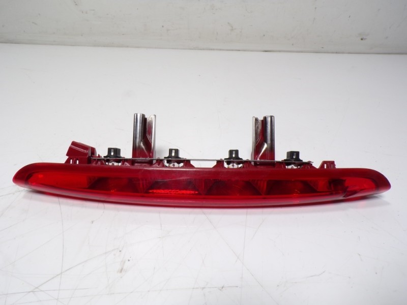 Recambio de piloto trasero central para peugeot 208 1.4 hdi fap referencia OEM IAM 9674309080  