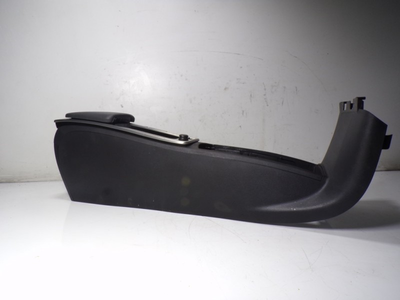 Recambio de apoyabrazos central para volvo c30 2.4 20v diesel referencia OEM IAM 39816546  39804567