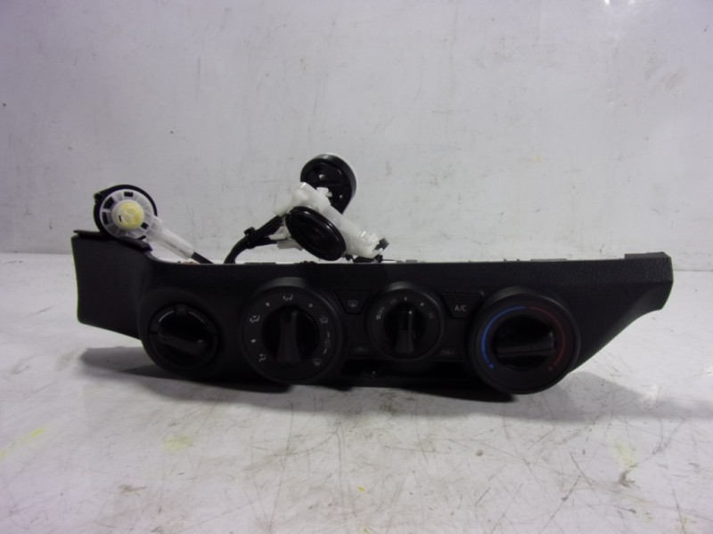 Recambio de mando calefaccion / aire acondicionado para toyota hilux (3b/3c/3d) doble cabina referencia OEM IAM 559000KD61  