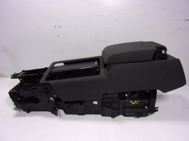 Recambio de apoyabrazos central para land rover new discovery l462 3.0 d referencia OEM IAM LR082431 MY42018B80BD 