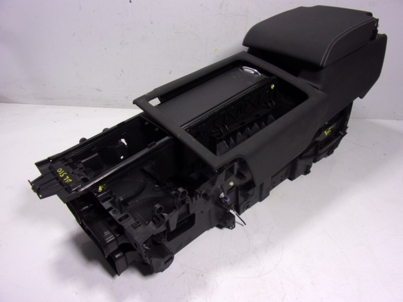 Recambio de apoyabrazos central para land rover new discovery l462 3.0 d referencia OEM IAM LR082431 MY42018B80BD 