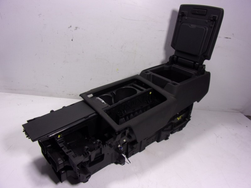 Recambio de apoyabrazos central para land rover new discovery l462 3.0 d referencia OEM IAM LR082431 MY42018B80BD 