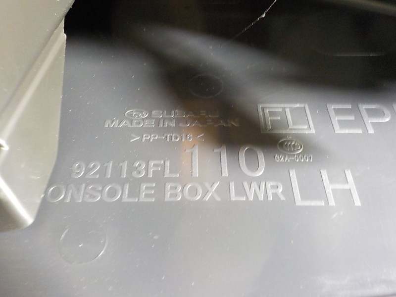 Recambio de apoyabrazos central para subaru xv (g5) executive plus referencia OEM IAM  92113FL110 