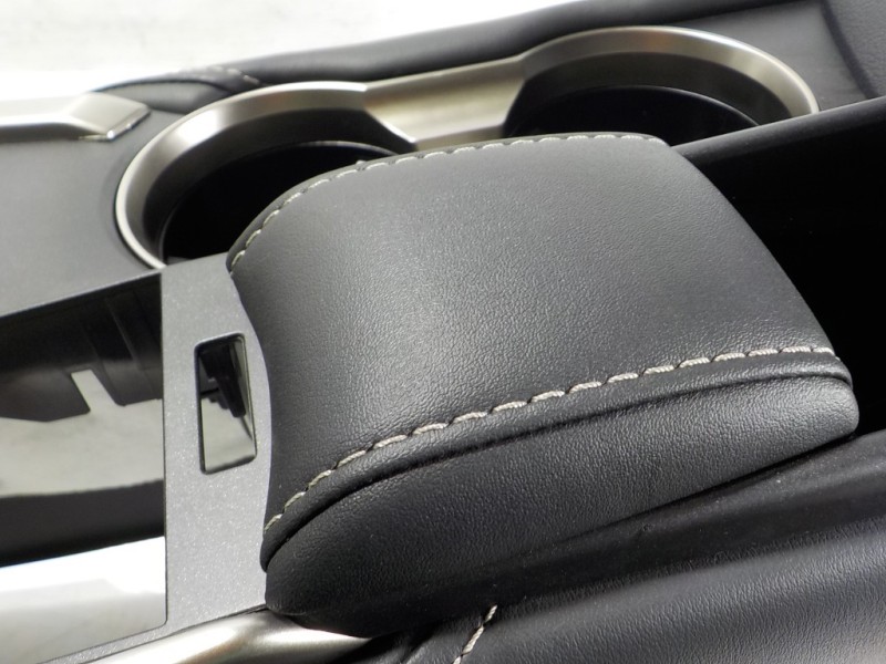 Recambio de apoyabrazos central para lexus nx 300h 2wd referencia OEM IAM 5890578011C5  