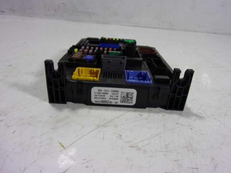 Recambio de caja reles / fusibles para toyota proace referencia OEM IAM  9832880280 