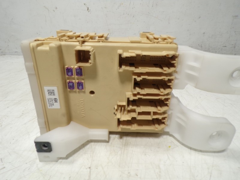 Recambio de caja reles / fusibles para toyota rav 4 advance hybrid referencia OEM IAM 8273042811 8922142300 