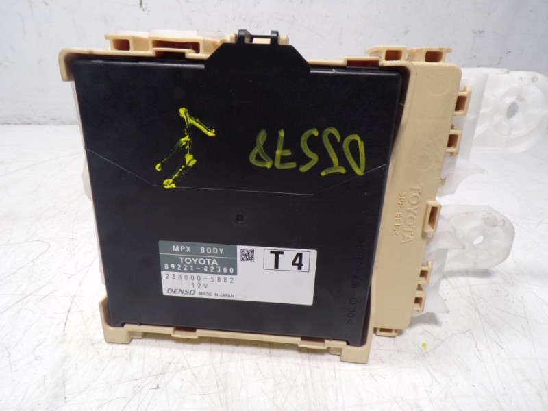 Recambio de caja reles / fusibles para toyota rav 4 advance hybrid referencia OEM IAM 8273042811 8922142300 
