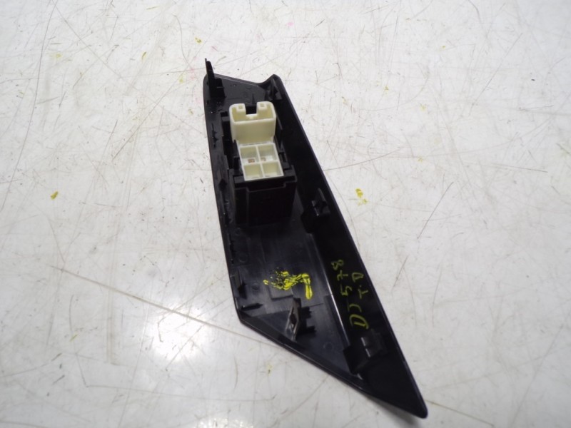 Recambio de mando elevalunas trasero derecho para toyota rav 4 advance hybrid referencia OEM IAM 8481052030  