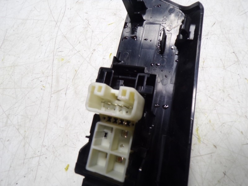 Recambio de mando elevalunas trasero derecho para toyota rav 4 advance hybrid referencia OEM IAM 8481052030  