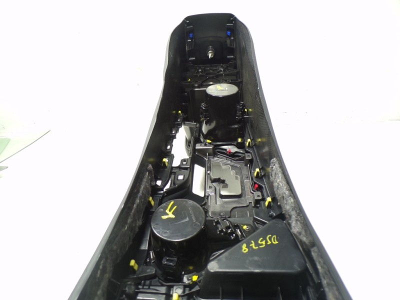 Recambio de apoyabrazos central para toyota rav 4 advance hybrid referencia OEM IAM 5890142260C0  